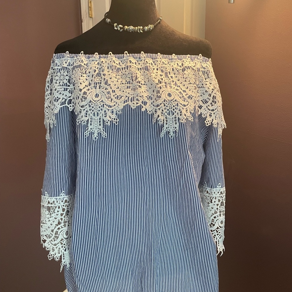 EUC Lace/Stripes Off-Shoulder blouse
